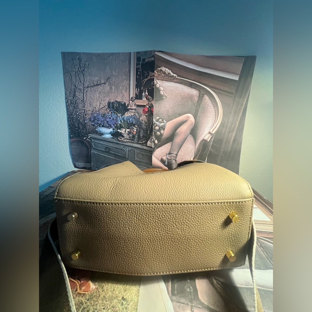 Elegant Tan  Handbag with 🩷 charm - perfect for the fall season ! 🍂🍂🍁🍁🍁🍁 - Picture 9 of 13